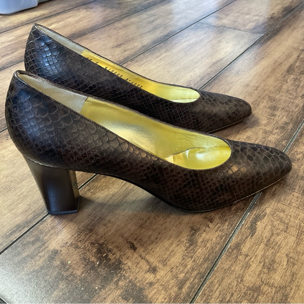 Bruno Magli Made in Italy Bologna Croc Embossed Heels size 8 AA Chocolate Brown